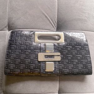 🍉 Guess large Clutch Silver flat gold metal handles EUC
